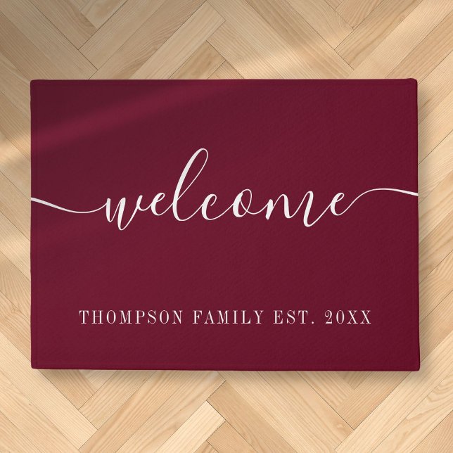 Felpudo Nombre familiar personalizado Borgoña bienvenida D (Personalized Family Name Burgundy Welcome Doormat)