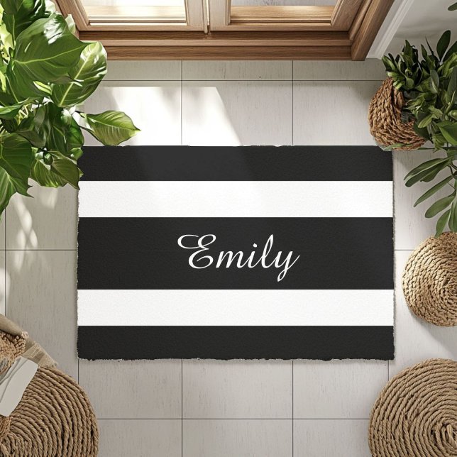 Felpudo Nombre Moderno De Las Bandas Negra Y Blanca (Modern Black And White Stripes Name Doormat)