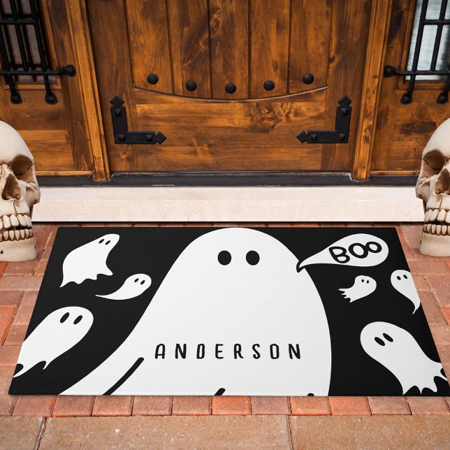 Felpudo Nombre personalizado de los fantasmas singulares (The perfect door mat to greet guests and Trick-or-Treaters this Halloween.)