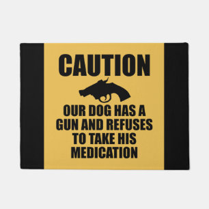 Felpudo Nuestro perro tiene un arma
