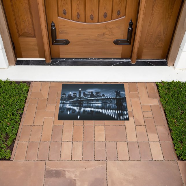 Felpudo Paisaje nocturno monocromo de Nueva York (Exterior)