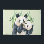 Felpudo Panda color agua rompe con mamá y bebé en Bambú<br><div class="desc">Un felpudo con un lindo ilustracion acuarela con una madre blanca y negra y un oso panda bebé abrazándose. Mamá sostiene su cachorro entre algunos tallos verdes de bambú</div>