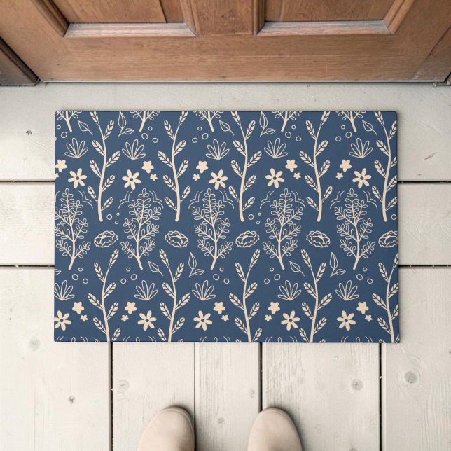 Felpudo Patrón Botánico de Follaje Otoñal Azul (Navy doormat with cream wildflower and branch pattern, shown from above.)