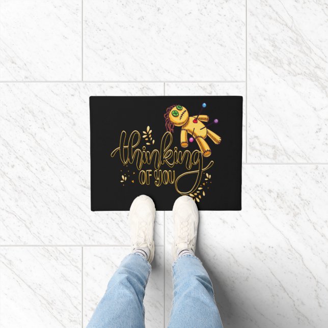 Felpudo Pensando en tu divertida muñeca de Halloween Voodo (Interior)