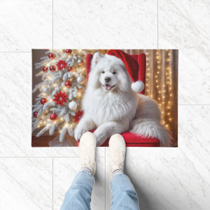 Felpudo Perro de Santa Samoyed en una silla roja