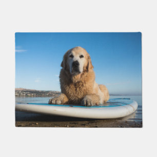 Felpudo Perro del golden retriever que pone en un tablero