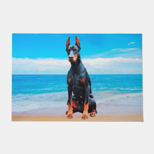 Felpudo Perro Doberman Sentado En La Playa