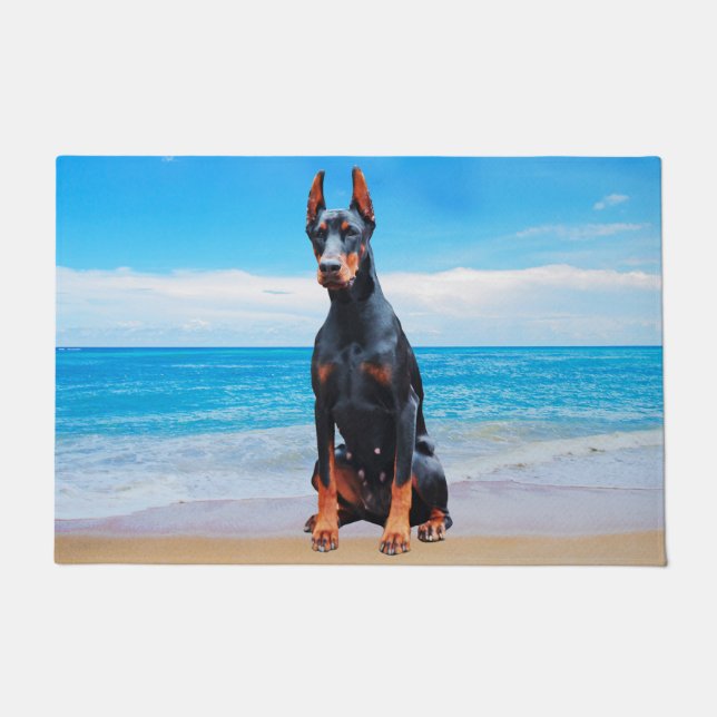Felpudo Perro Doberman Sentado En La Playa (Anverso)