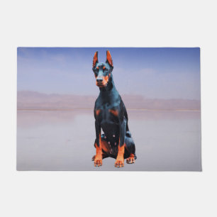 Felpudo Perro Doberman Sentado En La Playa