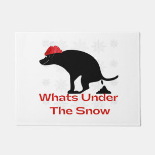 Felpudo Perro en el Pooping que está bajo la nieve