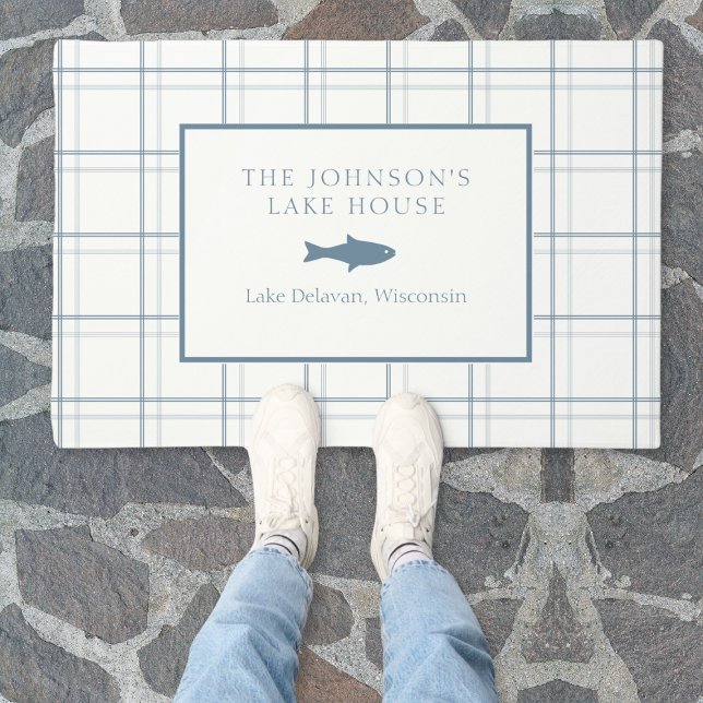Felpudo Personalizable clásico Plaid Lake House Blue Fish (Elevate your lake house entrance with an elegant custom-made doormat, bespoke with your family name.)