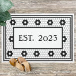 Felpudo Personalizado de diseño de mosaico blanco negro 20<br><div class="desc">Este elegante y bonito porro de tejas en blanco y negro es perfecto para cualquier hogar. Sus líneas depuradas, sus colores simples y su patrón vintage son atemporales y versátiles. Un gran regalo para los que se casaron o se mudaron a un nuevo hogar en 2023. Este doormat puede ser...</div>