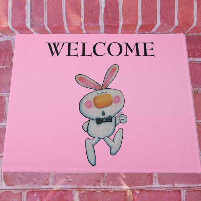 Felpudo Personalizado divertido conejo blanco Thumbs arrib (Cartoon white bunny rabbit pink ears cheeks orange nose thumbs up sign on pink outdoor welcome mat.)