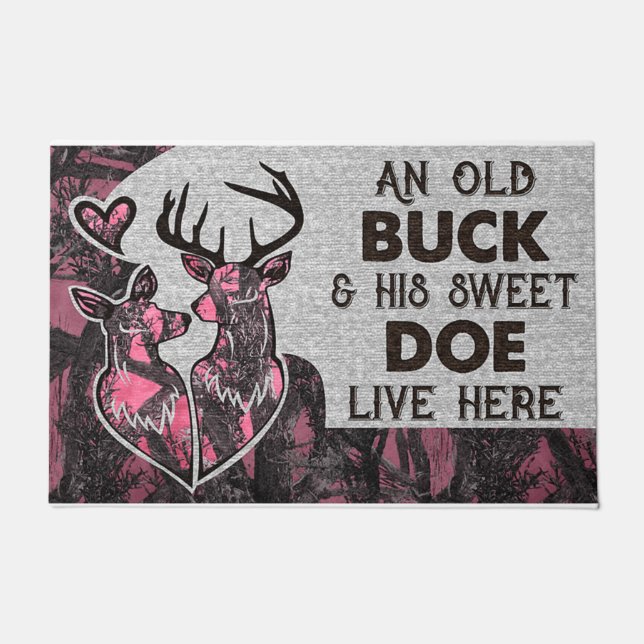 Felpudo Pink An Old Buck Y Su Dulce Doe (Anverso)