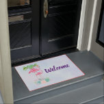 Felpudo Pink Flamingo Momma & Baby with Palm Trete<br><div class="desc">un bonito doormat de bienvenida con un ilustracion de una momma y un flamenco rosado sobre una cama de flores suculentas florales con palmeras verdes que se balancean por la espalda. Tropical y bonito. El fondo es una acuarela azul veraniego con toques de violeta.</div>