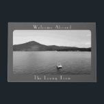 Felpudo Pontón gris con decoración de barco vintage person<br><div class="desc">Transforme su puerta en un refugio sereno junto al lago con nuestra antigua decoración de barco doormat. Está pintado en tonos grises y muestra un barco pontón que se desliza tranquilamente por las tranquilas aguas del lago montañoso, lo que evoca una sensación de calma y nostalgia. Personalízalo con el nombre...</div>