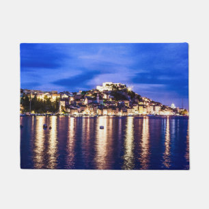 Felpudo Puerto iluminado en Sibenik, Croacia