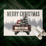Felpudo Red Plaid Merry Christmas Truck Personalizado Nomb<br><div class="desc">Feliz Navidad! Bienvenidos invitados en estilo festivo con nuestro rústico y retro trenzado camión de árbol de Navidad dorado! Con el nombre de su familia personalizado y el año,  es el toque acogedor perfecto para hacer su entrada alegre y luminosa.</div>