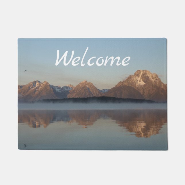 Felpudo Reflexión sobre la represa de Jackson Lake en el p (Anverso)