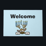 Felpudo Reno con Menorah Antlers Chrismukkah Doormat<br><div class="desc">¡¿Qué tan divertido es dar la bienvenida a sus invitados?! Este felpudo presenta a mi reno judío cuyos cuernos son como una Menora. El texto se puede eliminar o cambiar. Y también se puede cambiar el color de fondo. Diseñado por Sheila Cicchi,  Brownielocks.com. Todos Los Derechos Reservados.</div>