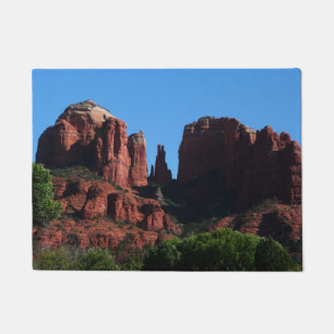 Felpudo Roca catedral en el Monumento a Sedona Arizona