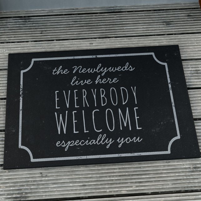 Felpudo Rústico blanco y negro todos dan la bienvenida a D (Everybody is welcome at your door with this chalkboard vibe doormat. Just add your name)