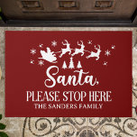 Felpudo Santa Please Stop Here Funny Christmas<br><div class="desc">Diseño de Doormat con tematica navideña y la frase "Santa Please Stop Here" con el Nombre de tu familia personalizable!. Decore su casa con este lindo diseño de Tapete para Puerta Navideño. El modelo se personaliza con el nombre de tu familia.</div>