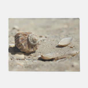Felpudo Seashells en la arena por el mar