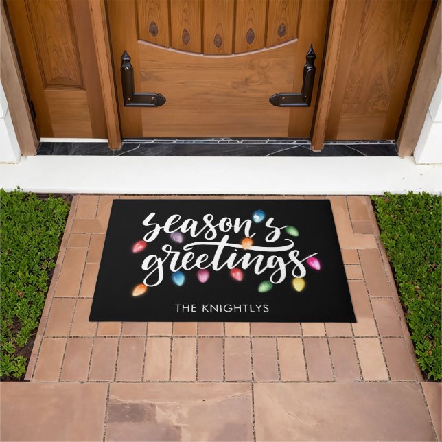 Felpudo Seasons Greetings Navidades Luces Nombre (Exterior)