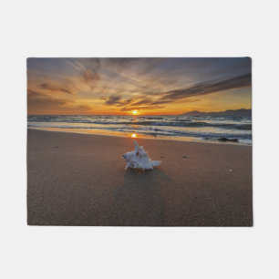 Felpudo Shell en la playa en la isla de la puesta del sol