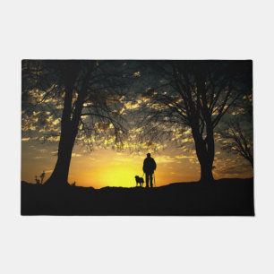 Felpudo Silueta de árbol de hombre y perro al atardecer