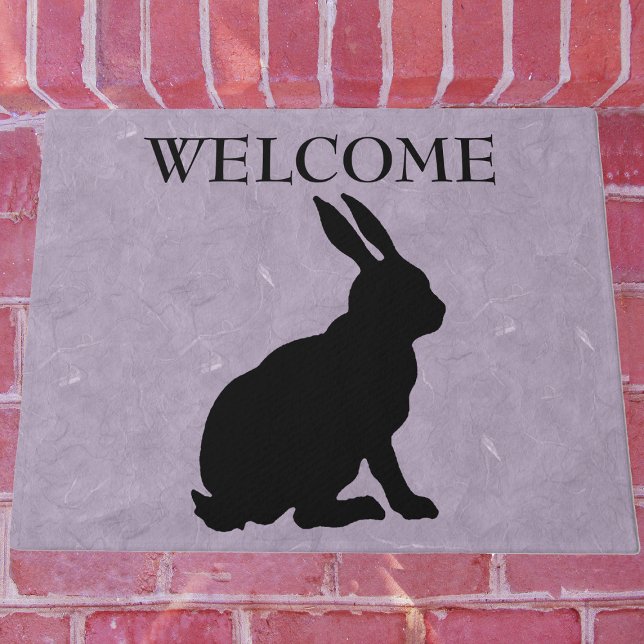 Felpudo Silueta de conejo negro marchito morado (Black side profile sitting silhouette for bunny rabbit on marbled purple Welcome outdoor mat.)
