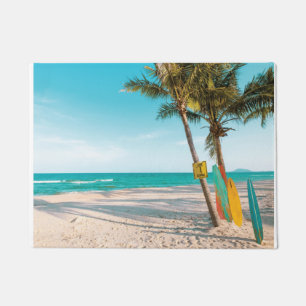 Felpudo Surf board en la playa tirando almohada