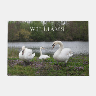 Felpudo Swans y violetas púrpura