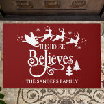 Felpudo This House Believes Cute Christmas Family<br><div class="desc">Diseño de Doormat con tematica navideña y la frase "This House Believes" con el Nombre de tu familia personalizable!. Decore su casa con este lindo diseño de Tapete para Puerta Navideño. El modelo se personaliza con el nombre de tu familia.</div>
