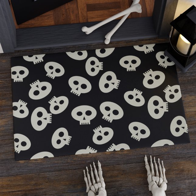 Felpudo Tormenta de cráneo de Halloween blanco y negro (Cute skulls welcome your visitors on this Halloween doormat)