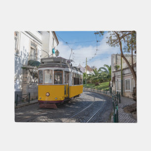 Felpudo Tranvía amarillo retro en la calle en Lisboa, Port