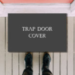Felpudo "TRAP DOOR COVER" Funny Introvertido Antisocial<br><div class="desc">Añade un toque de humor negro (y estilo) a tu puerta con este felpudo "TRAP DOOR COVER". Perfecto para introvertidos, que pueden o no estar bromeando sobre la puerta de la trampa. El elegante estilo de texto recuerda a las silenciosas tarjetas de título de película, que son igualmente perfectas para...</div>