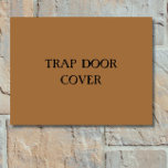 Felpudo "TRAP DOOR COVER" Funny Introvertido Antisocial<br><div class="desc">Añade un toque de humor negro (y estilo) a tu puerta con este felpudo "TRAP DOOR COVER". Perfecto para los introvertidos y los ligeramente gruñidos, que pueden o no estar bromeando sobre la puerta de la trampa. El elegante estilo de texto recuerda a las silenciosas tarjetas de título de película,...</div>