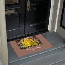 Trato de bienvenida al Yellow Spring Daffodil in t