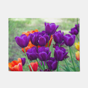 Felpudo Tulipanes morados en un día soleado en el jardín