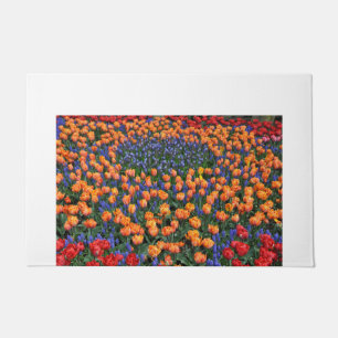 Felpudo tulipanes naranjas y flores muscari