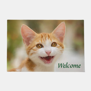 Felpudo Un gatito gracioso sonriente gatito gracioso frent