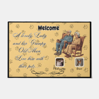 Felpudo Una dama encantadora y un anciano gruñón