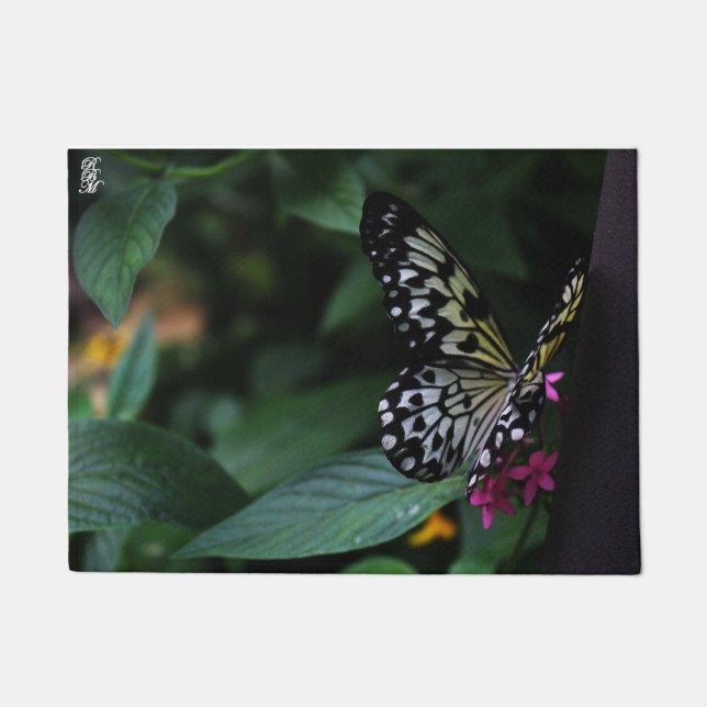Felpudo Una mariposa amarilla sobre flores rosadas (Anverso)