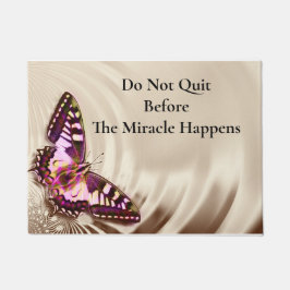 Felpudo Una mariposa rosa sobre un fondo de satén crema