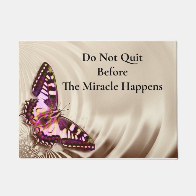 Felpudo Una mariposa rosa sobre un fondo de satén crema (Anverso)