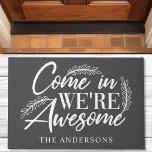 Felpudo Ven, somos un maravilloso Gray Funny Family Doorma<br><div class="desc">Vamos,  somos un maravilloso Gray Funny Family Doormat. Esta alfombra de puerta rústica presenta un estilo moderno con acentos rústicos de rama de olivo laurel. Personalice este divertido diseño personalizado con su propio nombre de familia. Hace el regalo perfecto para el cambio de hogar.</div>