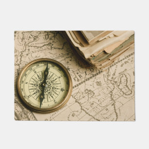 Felpudo Viejo compás sobre mapa antiguo