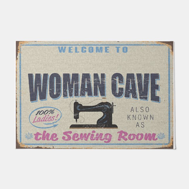 Felpudo Welcome To My Woman Cave, Sewing Room (Anverso)